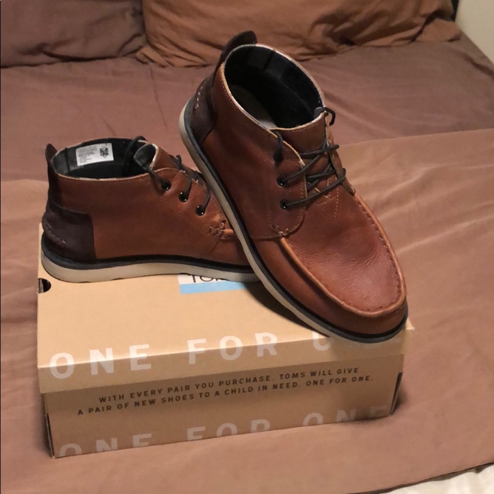 Tom’s 10.5 leather Chukka boot.